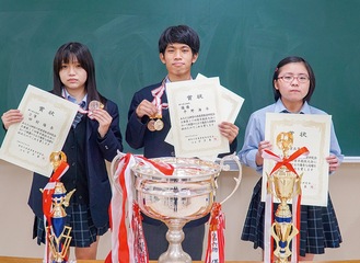 賞状を手に写真左から田村さん、平野さん、白川さん