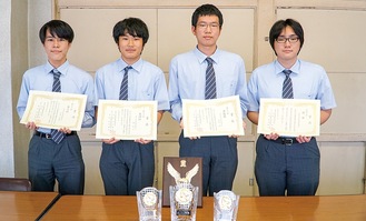 賞状を手に左から臼井さん、西さん、福島さん、岩見さん