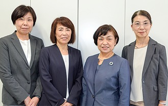 左から、辻田幸子講師、一柳景子教育研修部長、新実絹代センター長、井上喜恵子専任教員