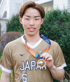 日本代表ユニフォーム姿で優勝メダルを手にする