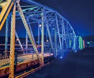 ライトアップされた平山橋
