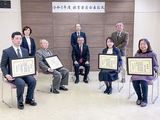 表彰式に出席した受賞者（中央は山田教育長　岩澤さんは欠席）