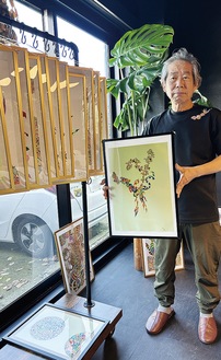 作品を手にする高部さん