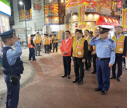 参加者が一体となってパトロールをする様子