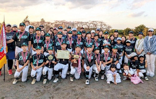 優勝した三田フレンズのメンバー