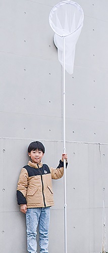 お気に入りの虫取り網を手にする三橋さん