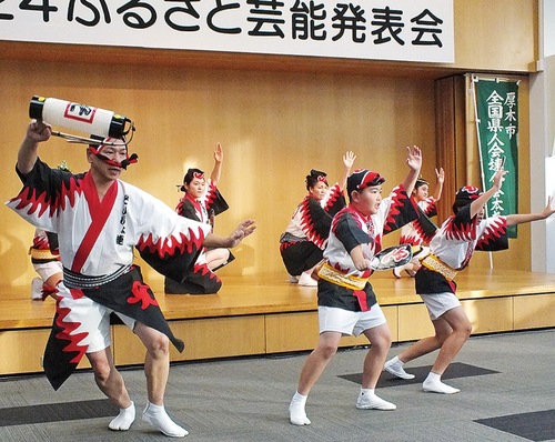 演目を披露する参加団体