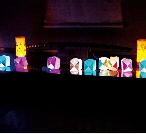 大広間に並んだ折り紙LED