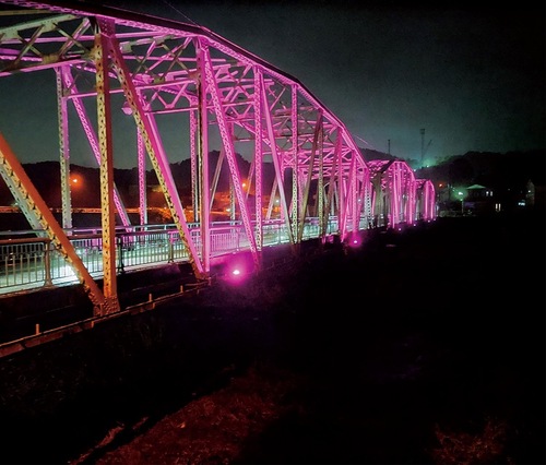 ライトアップされた平山橋