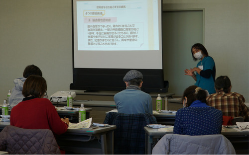 相談機関の紹介をする山市さん