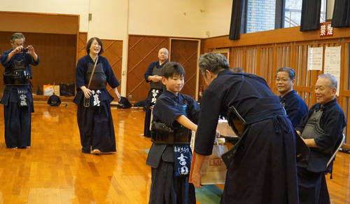 お礼を受け取る北条さん（右）