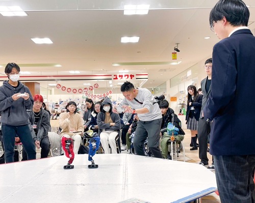 ロボットバトルに興じる参加者たち