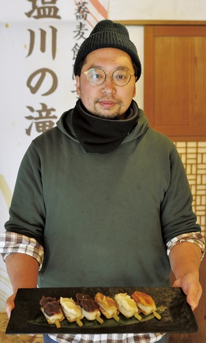 マゴベヱ団子を手にする店主の吉野さん