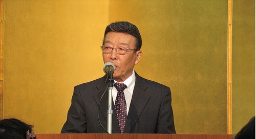 あいさつする石井会長