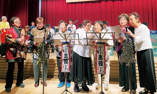 懐かしの歌謡曲を歌う参加者