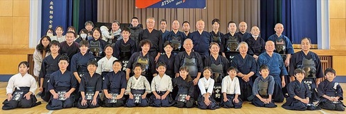 笑顔で並ぶ毛利台青少年剣道クラブのメンバー