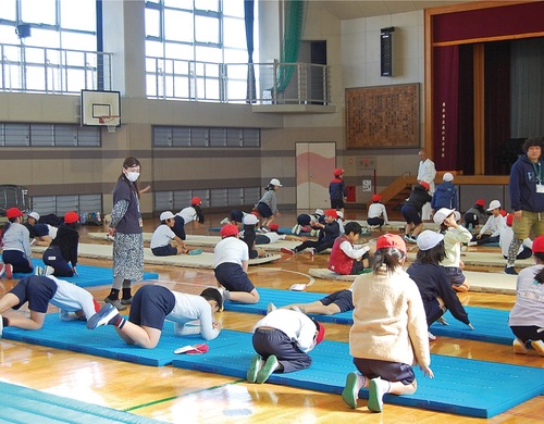 前受け身を実践する児童ら