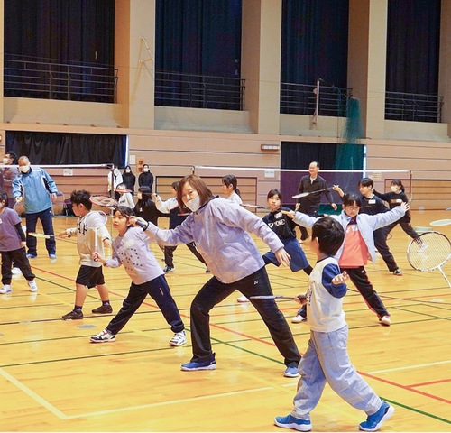 子どもたちを指導する森さん（中央）