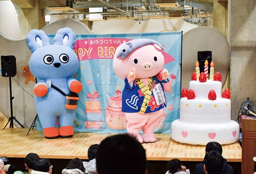 ステージ上で手を振るあゆコロちゃん（右）