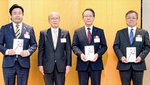 チャリティー金の目録を受け取った首長ら