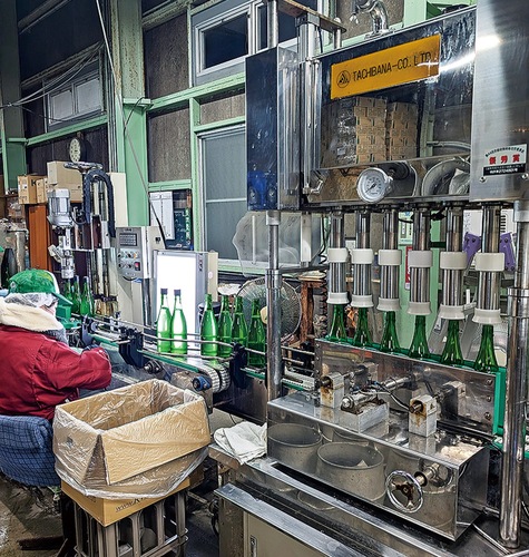 午前２時から始まった瓶詰め作業（黄金井酒造提供）