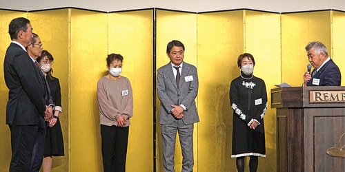 感謝の言葉を述べる影山さん（右）