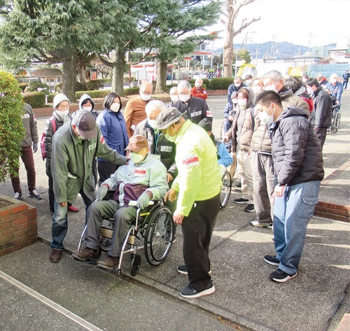 車いすの介助を学ぶ参加者
