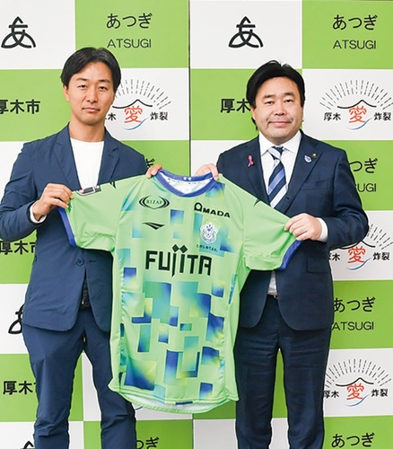 山口市長と記念撮影する大多和副社長（左）