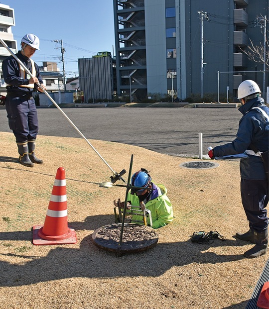 あさひ公園内のマンホールで４日に行われた調査