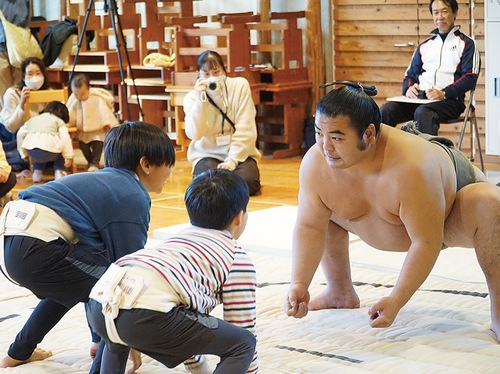 浜田山（右）と立ち合う男子児童