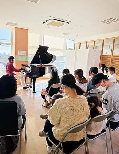 家族連れで訪れた人も