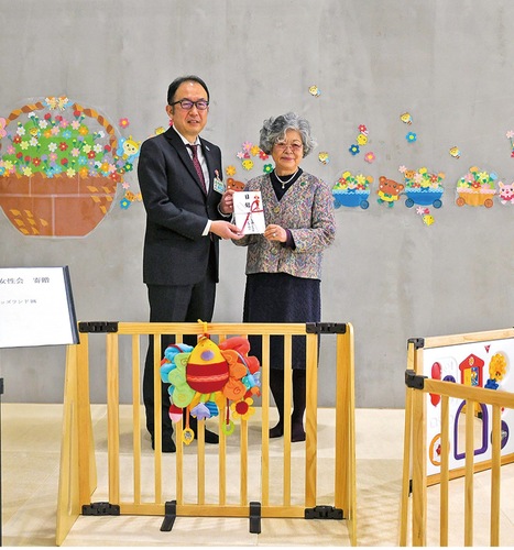 目録を寄贈する安齊会長（右）