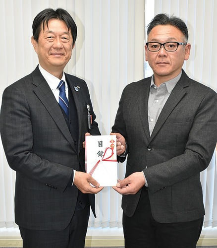 目録を手渡す大塚社長（右）