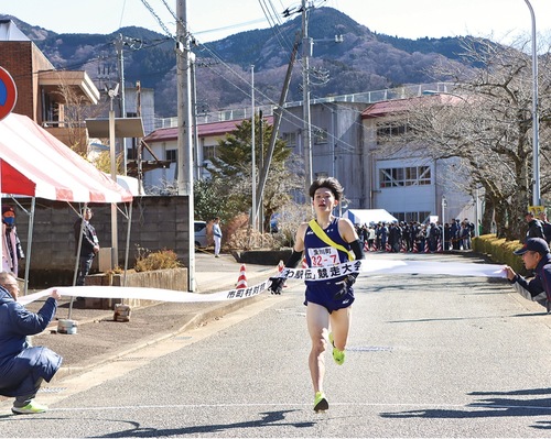ゴールテープを切る愛川町のアンカー