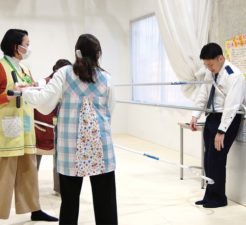 さすまたの使い方を学ぶ職員