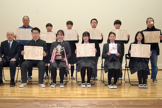 賞状を手にする部の代表者ら