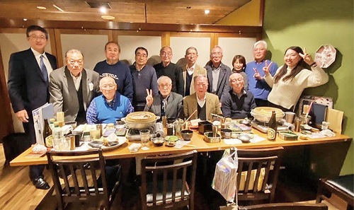 母校の話題で盛り上がる