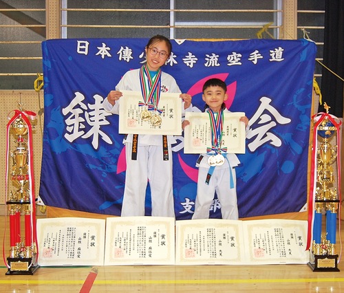 賞状を手にする山根麻依愛さん（左）さんと大昊君
