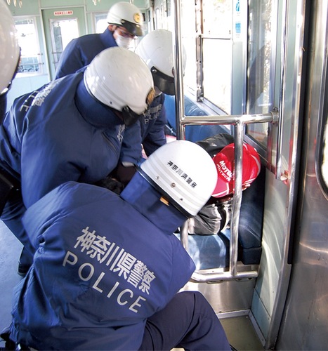 車内で不審者を取り押さえる署員ら