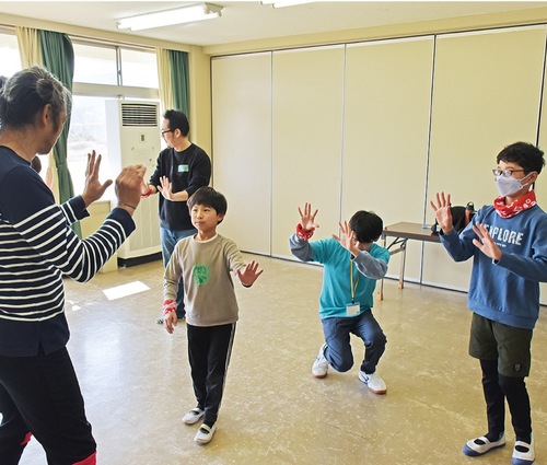 パントマイムを体験する参加者