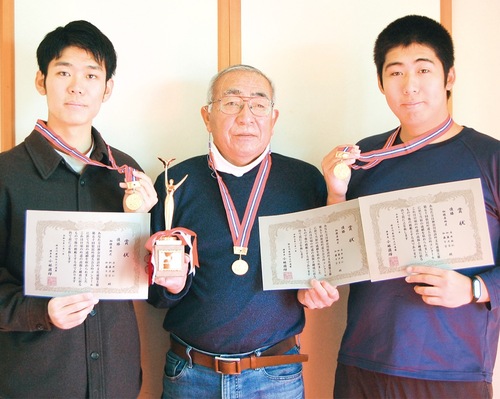 賞状とメダルを手にする加藤さん兄弟と石井さん
