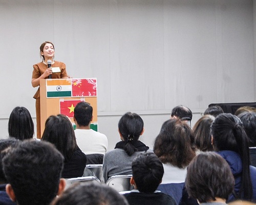 日本語でスピーチ行う発表者