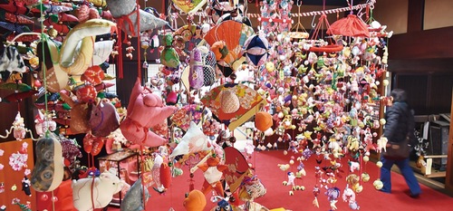 色とりどりの吊るしびなが邸内を彩る