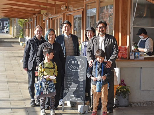 施設関係者らと馬場理事長（写真右）