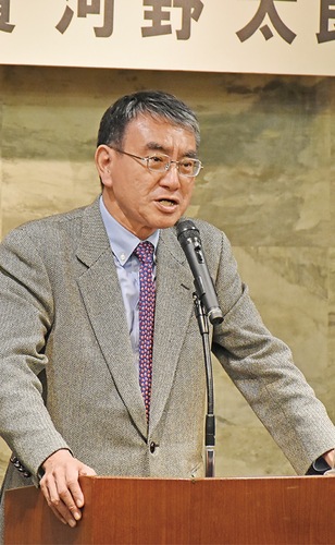 講演する河野氏