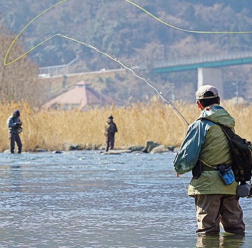 ルアーを操りヤマメを狙う釣り人