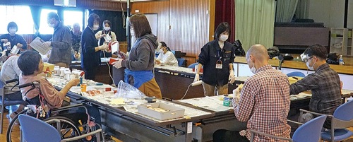 色塗り作業に取り組む参加者