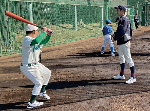 打撃練習を行う参加者