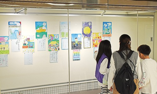 地下道に並ぶかるた