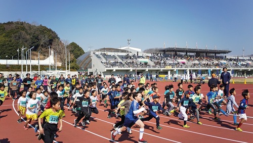 元気よく駆け出す子どもたち